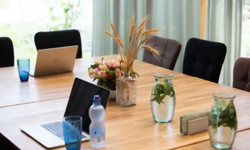 חדר ישיבות בשפלה