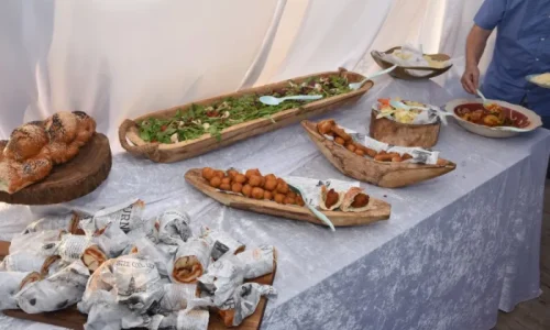 חדר ישיבות עם מקרן