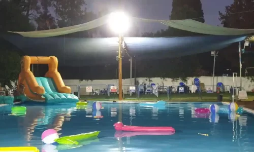 ערבי חברה בבריכה במרכז