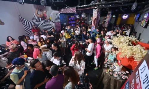 הרמת כוסית במרכז