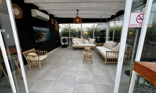 מקום לאירעים קטנים עם בריכה במרכז