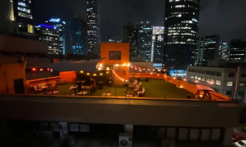 אירוע עסקי על גג במרכז