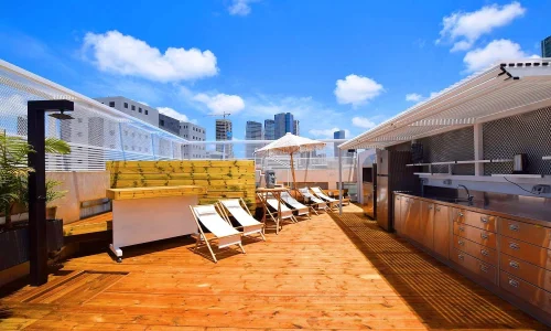 בר מצוות על גג במרכז