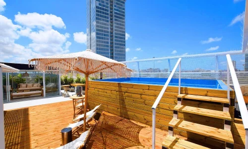 בת מצווה על גג במרכז