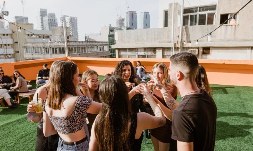 גג להרמת כוסית במרכז