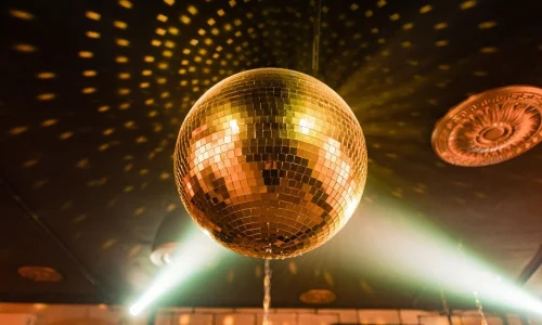 מסיבת חברה על גג