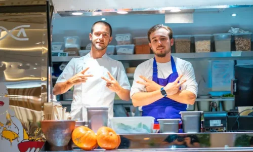 אורחה עיסקית ב DNA