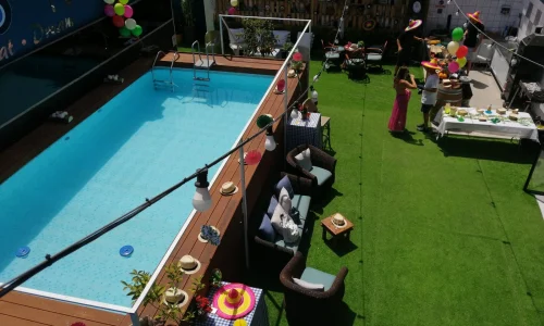 בת מצווה עם בריכה