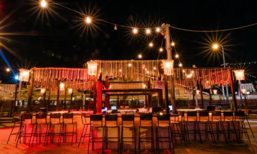 הרמת כוסית על הים