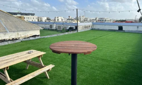 גג להרמת כוסית במרכז