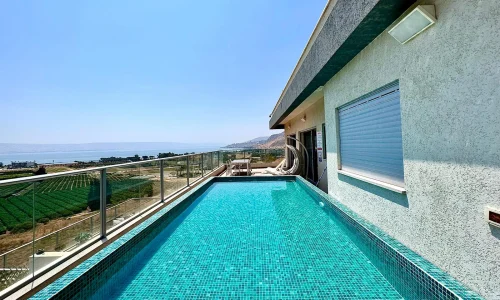 וילה עם בריכה