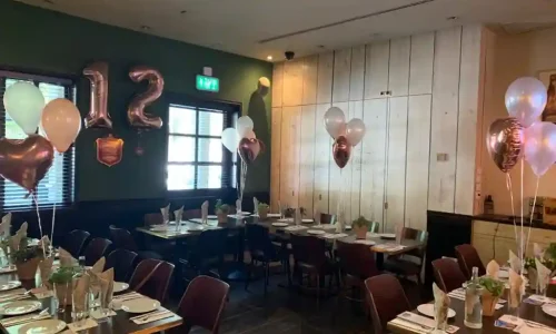 ערב חברה במסעדה