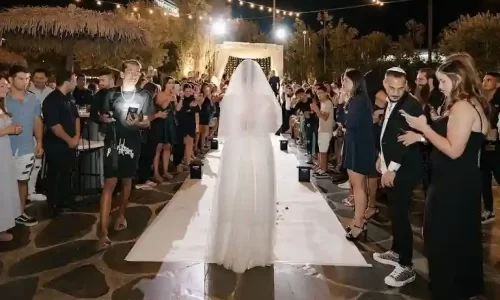 ארטיסטה חדרה חתונות בגן אירועים יוקרתי