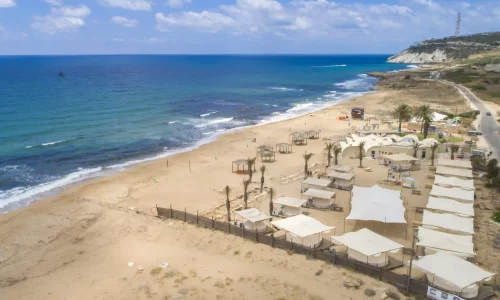 חוף לאירועים וגיבוש עם אפשרויות לינה בגלאמפינג