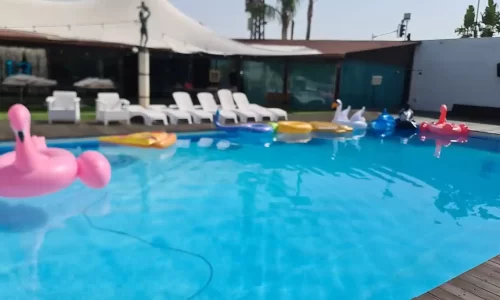 האחוזה בכפר טרומן וילה וחלל לאירועים קטנים סביב הבריכה באווירת קיצית