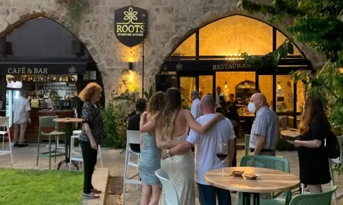 רותס מסעדה במבנה אבן עתיק בעכו ליד הים