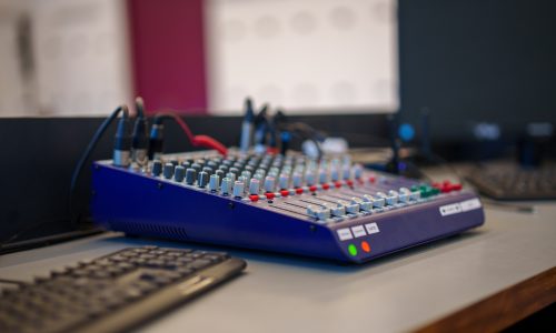 אולם עם מקרן להרצאה במרכז