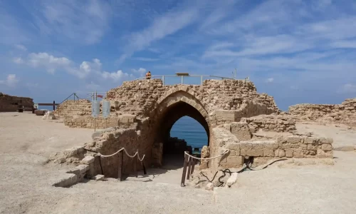 חופה מול הים במרכז