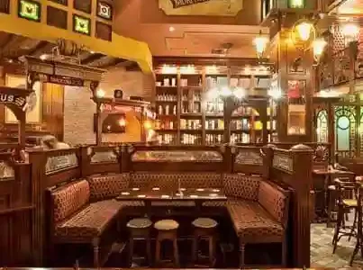 ערב חברה בפאב במרכז