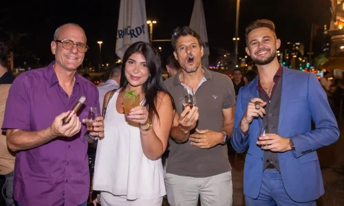 הרמת כוסית במרכז