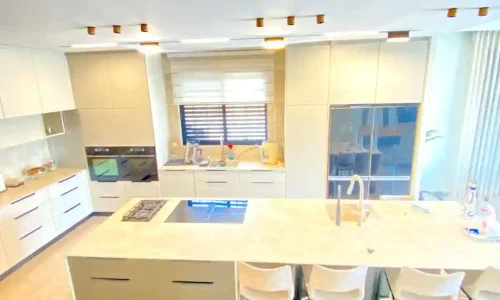 חינה בווילה עם בריכה