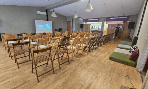 מקום להרצאה בשרון