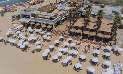 רוף טופ מול הים