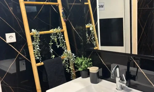 אירוע במרכז עם בריכה