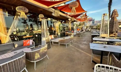 בריתה במסעדה מול הים