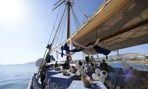 מסיבת חברה ביאכטה