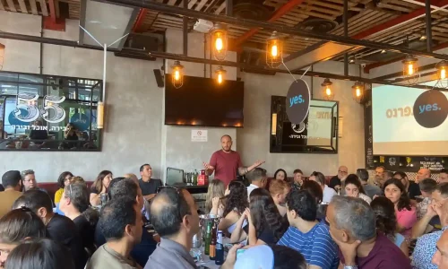 בר מצווה בפאב במרכז