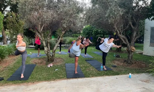 התארגנות כלה במקום עם חצר