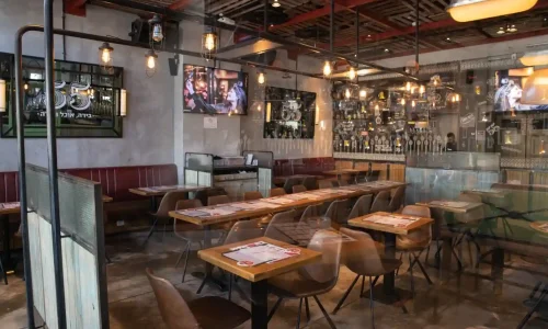 מסיבת חברה בפאב במרכז