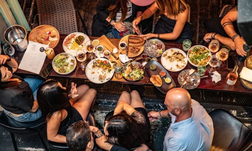 ערב חברה בבר כשר במרכז