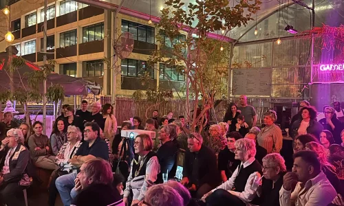 כנסים בחצר אורבנית בתל אביב