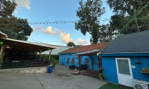 מתחם אירועים עם בית קפה