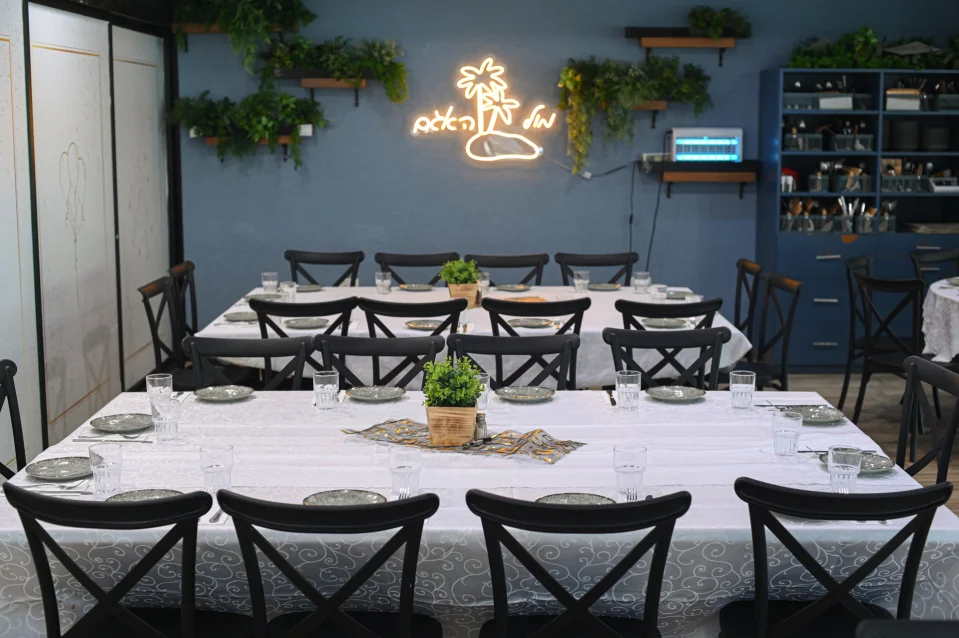 מול האגם מקום לאירוע