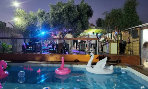 מסיבת רווקות עם בריכה במרכז