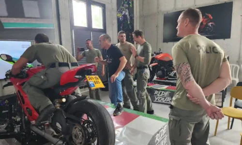 מתחם סימולטורים למכוניות מירוץ ואופנועים לאירועים