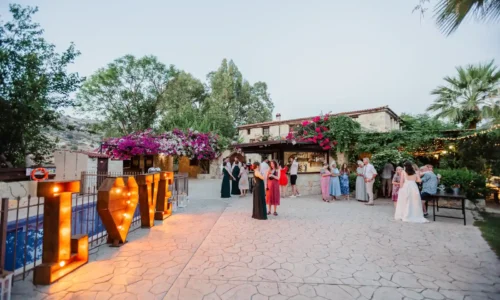 חתונה כפרית עם נוף בקפריסין