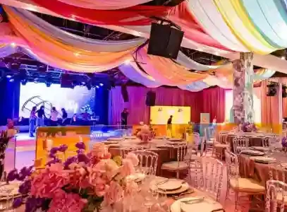 מסיבת חתונה בחול