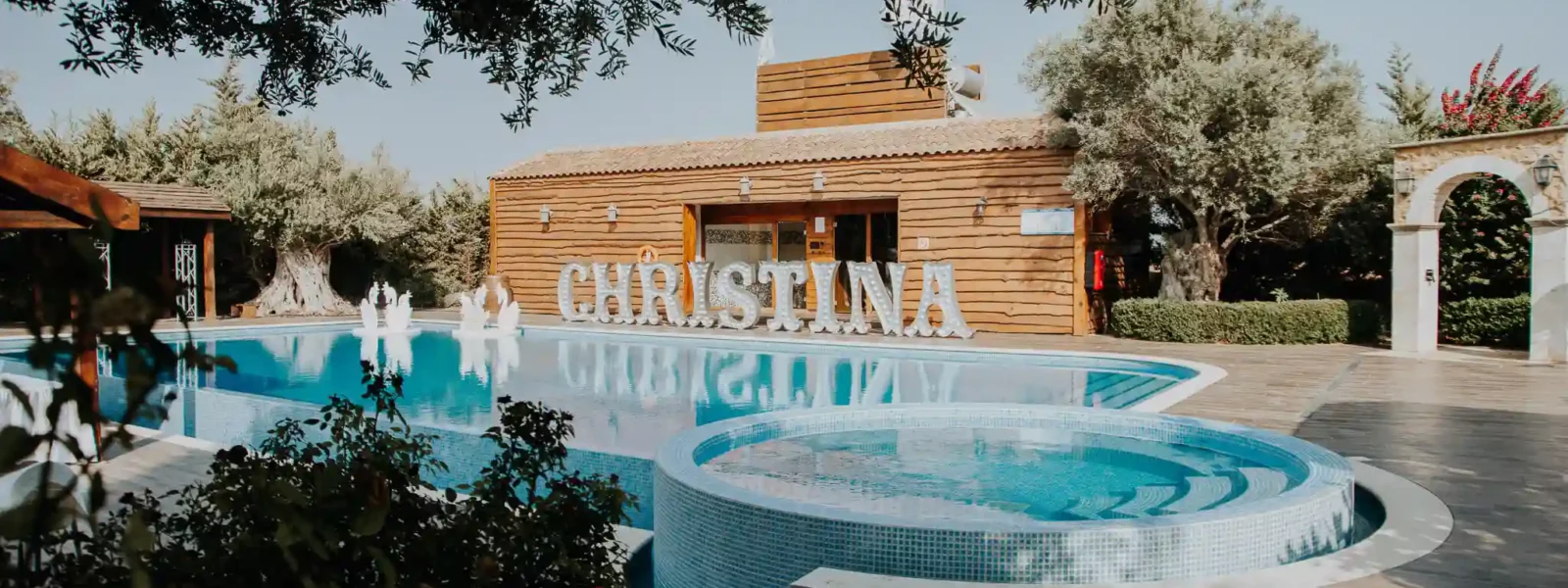 מקום יוקרתי עם בריכה לחתונה בחו"ל